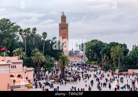 Vue sur la place principale de Marrakech, Jamaa el Fna et de la grande mosquée de la Koutoubia. Le Maroc. Banque D'Images