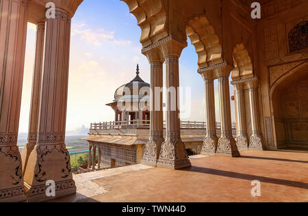 Fort d'agra - fort indienne médiévale faite de grès rouge et du marbre avec vue sur la ville au lever du soleil. Fort d'Agra est un site classé au patrimoine mondial à Agra Banque D'Images