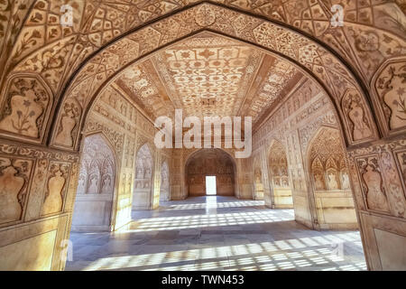 Fort d'agra palais royal architecture intérieur orné de sculptures et d'art mural. Fort d'Agra est un site classé au Patrimoine Mondial Banque D'Images