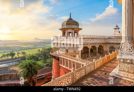 Fort d'agra - fort indienne médiévale faite de grès rouge et du marbre avec vue sur la ville au lever du soleil. Fort d'Agra est un site classé au patrimoine mondial à Agra Banque D'Images