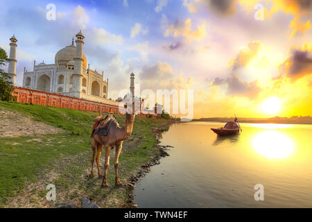 Taj Mahal Agra scenic coucher du soleil vue depuis les bords de la rivière Yamuna Banque D'Images