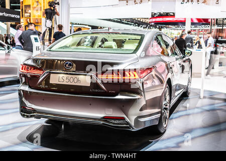 Paris, France, Octobre 02, 2018 : nouveau gris métallique Lexus LS 500h hybride au Mondial de l'Automobile de Paris, produit par le constructeur japonais Lexus Banque D'Images