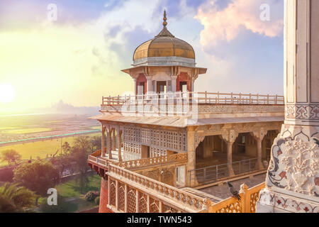 Fort d'agra - fort indienne médiévale faite de grès rouge et du marbre avec vue sur la ville au lever du soleil. Fort d'Agra est un site classé au patrimoine mondial à Agra Banque D'Images