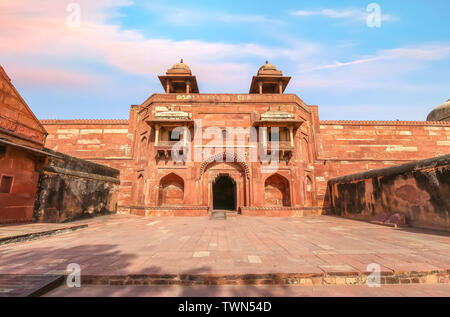 Fatehpur Sikri entrée de Jodha Bai palace. Fatehpur Sikri est un fort médiéval ville faite de grès rouge à Agra Inde Banque D'Images