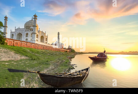 Taj Mahal au coucher du soleil avec vue sur boat on river à Yamuna Agra Inde. Taj Mahal est un site classé au patrimoine mondial et l'architecture moghole, chef-d Banque D'Images