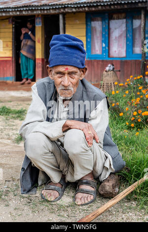 Chisapani, Népal - Oct 17, 2018 : Portrait du vieil homme dans le village près de Chisapani, Népal juste à la périphérie de Shivapuri Nagarjun Par National Banque D'Images