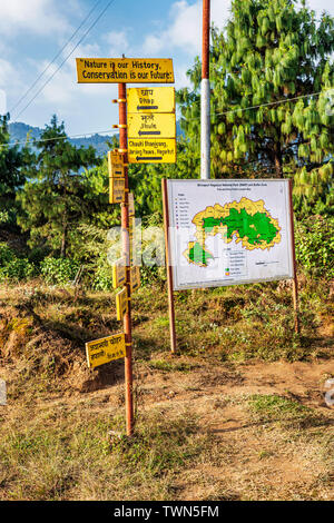 Chisapani, Népal - Oct 17, 2018 : vue sur les panneaux à l'entrée de Shivapuri Nagarjun Parc National. L'entrée située juste à la route de Chisa Banque D'Images