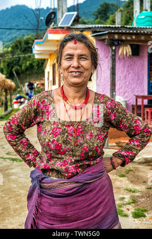 Chisapani, Népal - Oct 17, 2018 : Portrait de la femme de la ferme près de Chisapani, Népal juste à la périphérie de Shivapuri Nagarjun Parc National. Banque D'Images