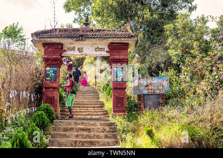 Namo Buddha, au Népal - Oct 19, 2018 : les touristes et les prières d'entrer porte à la Namo Buddha temple où le prince a donné son corps à faim tiger, Népal Banque D'Images