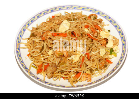 Poulet Hakka chowmein (nouilles) Repas d'œufs et de crevette en close up macro-vision. Nouilles avec légumes mixtes chowmein est un populaire de la cuisine chinoise Banque D'Images