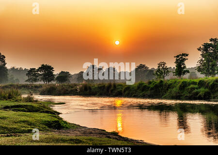 À voir le coucher du soleil sur la rivière dans le parc national de Chitwan, au Népal Banque D'Images