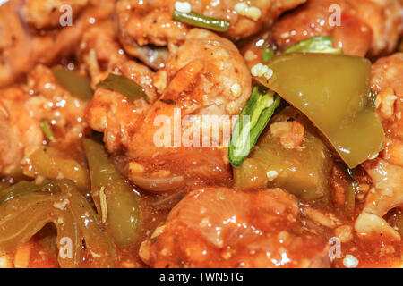 La nourriture indienne épicée préparée avec du poulet en sauce servi avec sauce au piment vert. Poulet au Chili est un plat populaire en Chine servi avec riz frit Banque D'Images