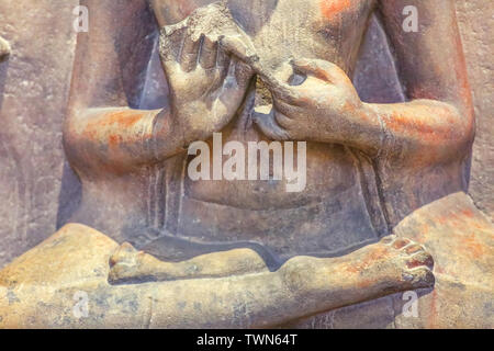 Ancienne sculpture en grès de Gautam Bouddha dans la position d'assise (mudra) dans la méditation vue macro closeup Banque D'Images