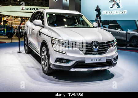 Paris, France, Oct 2018 : Renault Koleos II blanc métallique au Mondial Automobile de Paris, 2e gen VUS multisegment compact fabriqué par Renault Banque D'Images