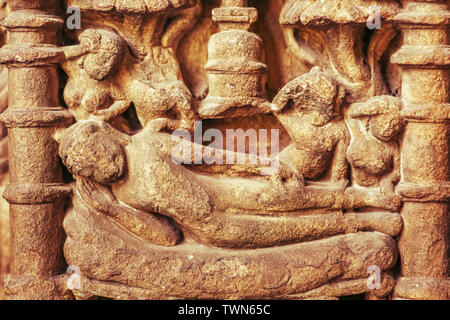 Ancienne sculpture en grès de dormir Gautam Bouddha à partir de la sixième siècle ère commune Banque D'Images