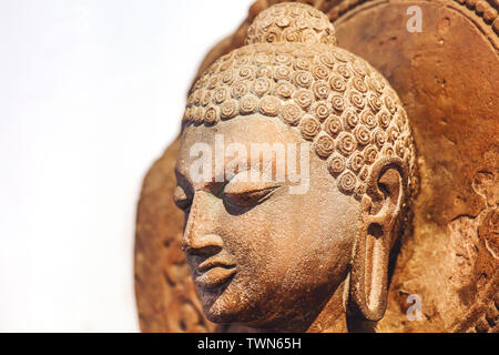 Ancienne sculpture en grès de la tête de Gautam Bouddha à côté macro vue du cinquième siècle ère commune Banque D'Images