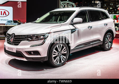 Paris, France, Oct 2018 : Renault Koleos II blanc métallique au Mondial Automobile de Paris, 2e gen VUS multisegment compact fabriqué par Renault Banque D'Images