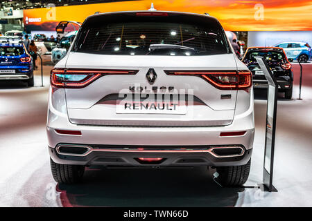 Paris, France, Oct 2018 : Renault Koleos II blanc métallique au Mondial Automobile de Paris, 2e gen VUS multisegment compact fabriqué par Renault Banque D'Images