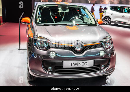 Paris, France, Octobre 05, 2018 : Renault Twingo Sport GT au Mondial de l'Automobile de Paris, produit par le constructeur automobile français Renault multinationale Banque D'Images