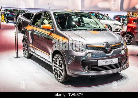 Paris, France, Octobre 05, 2018 : Renault Twingo Sport GT au Mondial de l'Automobile de Paris, produit par le constructeur automobile français Renault multinationale Banque D'Images