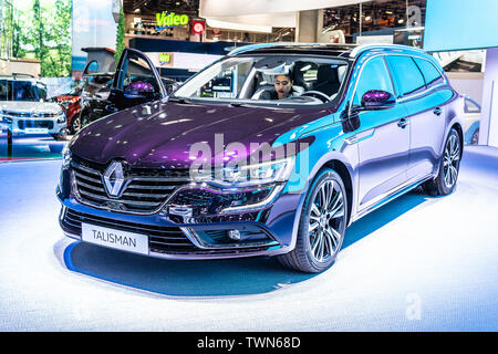 Paris, France, Oct 2018 Talisman Grandtour Renault violet, Mondial de l'Automobile de Paris, produit par le constructeur automobile français Renault multinationale Banque D'Images