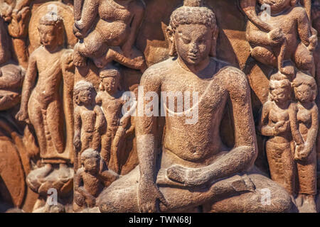 Sculpture en grès archéologique de Gautam Bouddha dans la méditation du cinquième siècle ère commune Banque D'Images