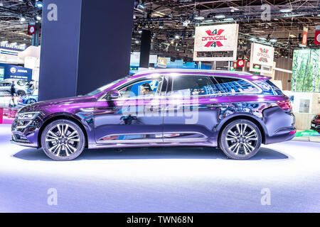 Paris, France, Oct 2018 Talisman Grandtour Renault violet, Mondial de l'Automobile de Paris, produit par le constructeur automobile français Renault multinationale Banque D'Images