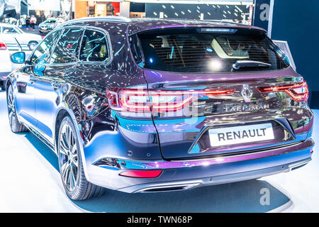 Paris, France, Oct 2018 Talisman Grandtour Renault violet, Mondial de l'Automobile de Paris, produit par le constructeur automobile français Renault multinationale Banque D'Images