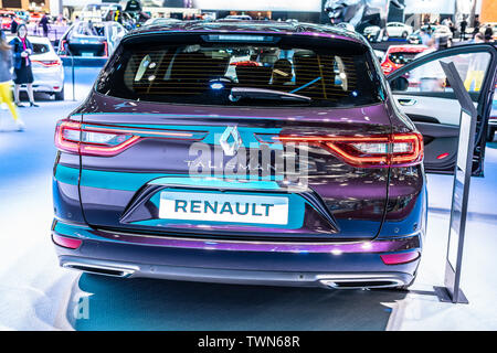 Paris, France, Oct 2018 Talisman Grandtour Renault violet, Mondial de l'Automobile de Paris, produit par le constructeur automobile français Renault multinationale Banque D'Images