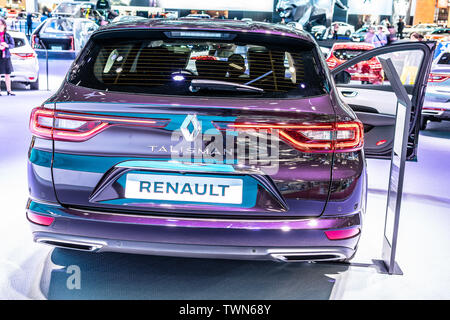 Paris, France, Oct 2018 Talisman Grandtour Renault violet, Mondial de l'Automobile de Paris, produit par le constructeur automobile français Renault multinationale Banque D'Images