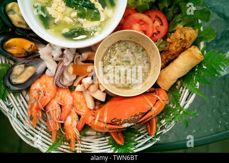 Le crabe et la crevette rouge boild organiser panier de bambou prêt à manger ,repas de fruits de mer Banque D'Images