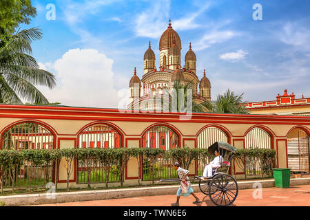 Kali historique temple à Kolkata á Dakshineshwar avec vue de part tiré rickshaw Banque D'Images