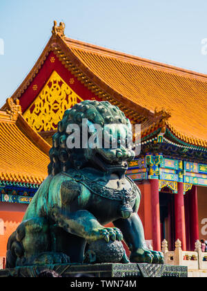 Un lion doré en face du Hall de culture mentale dans la cité interdite Banque D'Images