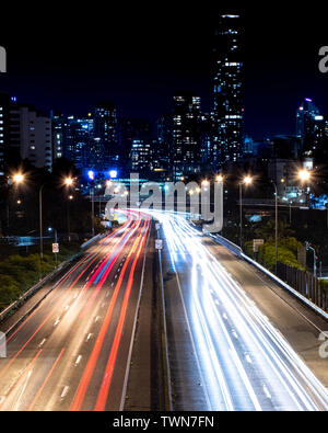 Photo de nuit de la chaussée Banque D'Images