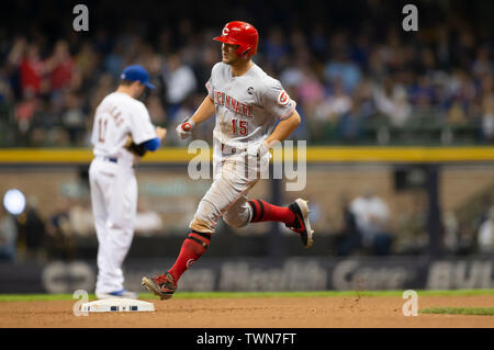 Milwaukee, WI, USA. 21 Juin, 2019. Reds de Cincinnati de troisième but Nick Senzel # 15 hits un home run au champ centre gauche dans la 4ème manche du jeu de la Ligue Majeure de Baseball entre les Milwaukee Brewers et les Reds de Cincinnati au Miller Park de Milwaukee, WI. John Fisher/CSM/Alamy Live News Banque D'Images