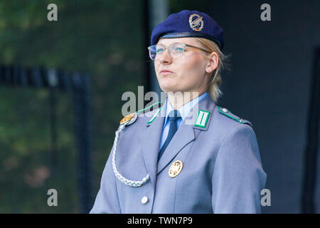 AUGUSTDORF / ALLEMAGNE - 15 juin 2019 : femme soldat allemand en grande tenue promenades uniforme sur une scène au jour de la Bundeswehr en 2019. Banque D'Images