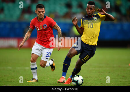 Salvador, Brésil. 21 Juin, 2019. Chili's Charles Aranguiz(L) au cours de la concurrence Groupe C match entre le Chili et l'Équateur à la Copa America 2019, tenue à Salvador, Brésil, 21 juin 2019. Credit : Xin Yuewei/Xinhua/Alamy Live News Banque D'Images