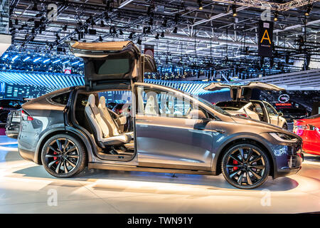 Paris, France, Octobre 08, 2018 : Tesla Model X P100D au Mondial Automobile de Paris, produit par le constructeur automobile américain Tesla, Elon Musk actionnaire principal Banque D'Images