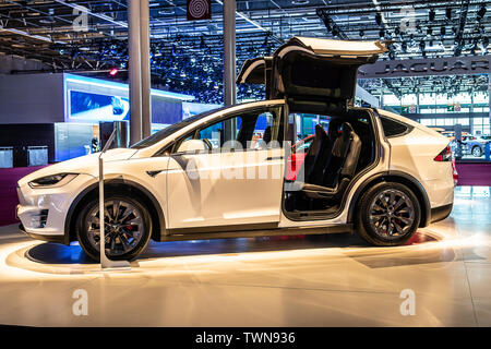 Paris, France, Octobre 08, 2018 : Tesla Model X P100D au Mondial Automobile de Paris, produit par le constructeur automobile américain Tesla, Elon Musk actionnaire principal Banque D'Images