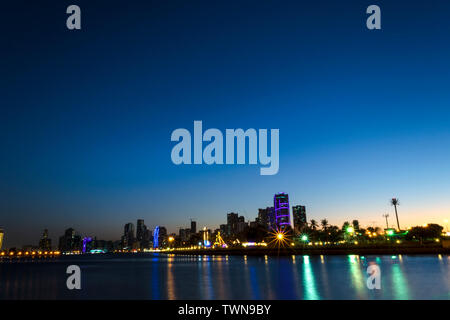 Vue de nuit sur les bâtiments modernes de Khalid Lake Trail à Sharjah Emirats Arabes Unis Banque D'Images