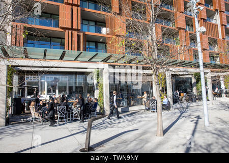 Restaurants et cafés dans le bureau à côté de la cité urbaine Barangaroo Darling Harbour dans le centre-ville de Sydney, Australie Banque D'Images