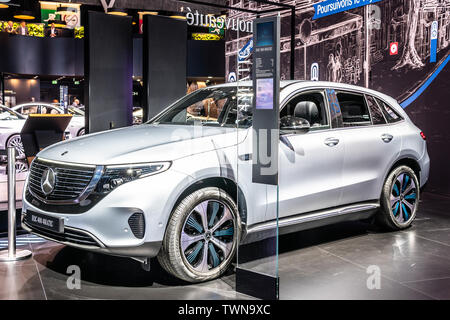 Paris, France, Oct 08, 2018 Voiture de production : toutes les nouvelles de l'EQC Mercedes électrique 400 4Matic 300kW SUV, 2019 l'année du modèle, marque d'EQ, Mondial de l'Automobile de Paris Banque D'Images