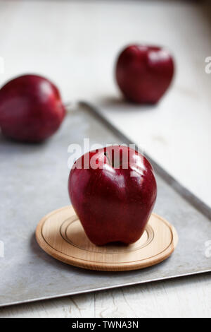 Trois pommes rouges sur fond gris Banque D'Images