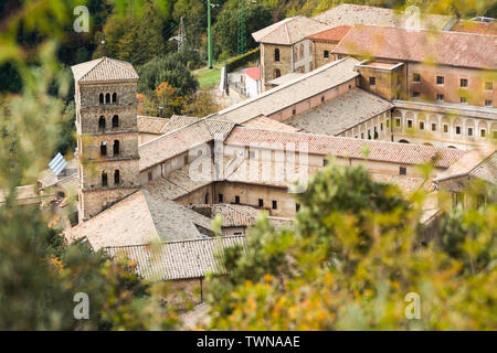 Vue de sainte Scholastique monastère médiéval, entouré par des arbres à Subiaco. Fondée par Benoît de Nursie Banque D'Images