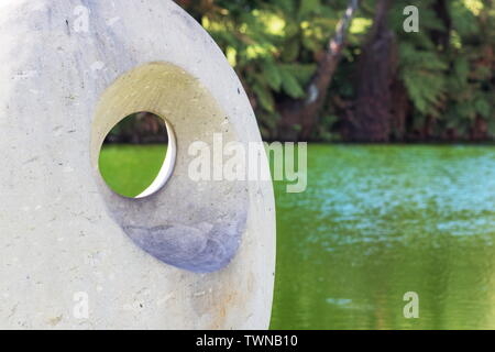 Rotorua, Nouvelle-Zélande - 16 octobre 2018 : la paix, une sculpture par Jocelyn Platt, est une œuvre d'art public sur l'affichage à l'Kuirau Park, géothermique populaires Banque D'Images