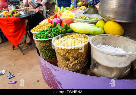 La photo en gros plan de jhal muri, un blocage de l'alimentation de rue du Bengale, riz soufflé garni de tomates et de citron concombre piment Banque D'Images