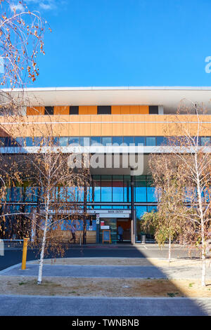 Entrée principale de l'hôpital de Tamworth , Hunter District, NSW Australie sur un matin d'hiver ensoleillé. Banque D'Images