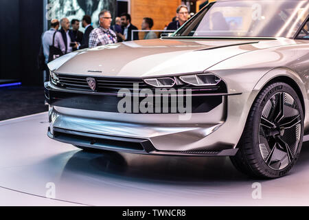 Paris, France, Oct 02, 2018 e-Concept Peugeot Légende, voiture de sport électrique, le titre sur 504 coupé, Mondial de l'Automobile de Paris, le prototype créé par Peugeot Banque D'Images