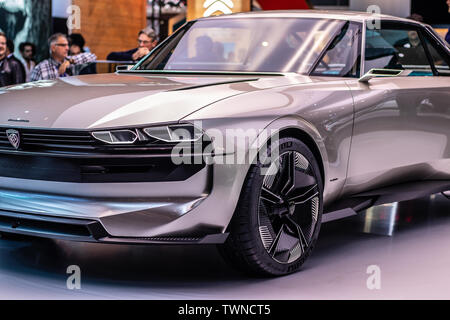 Paris, France, Oct 02, 2018 e-Concept Peugeot Légende, voiture de sport électrique, le titre sur 504 coupé, Mondial de l'Automobile de Paris, le prototype créé par Peugeot Banque D'Images