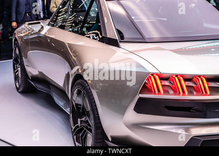 Paris, France, Oct 02, 2018 e-Concept Peugeot Légende, voiture de sport électrique, le titre sur 504 coupé, Mondial de l'Automobile de Paris, le prototype créé par Peugeot Banque D'Images